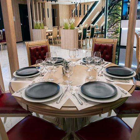 Family Hotel Business Club شومن المظهر الخارجي الصورة