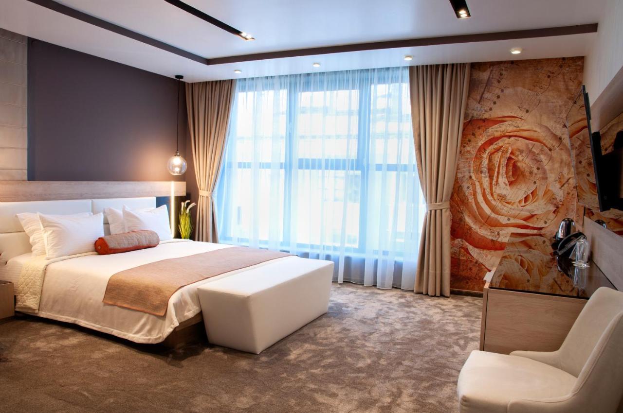 Family Hotel Business Club شومن المظهر الخارجي الصورة