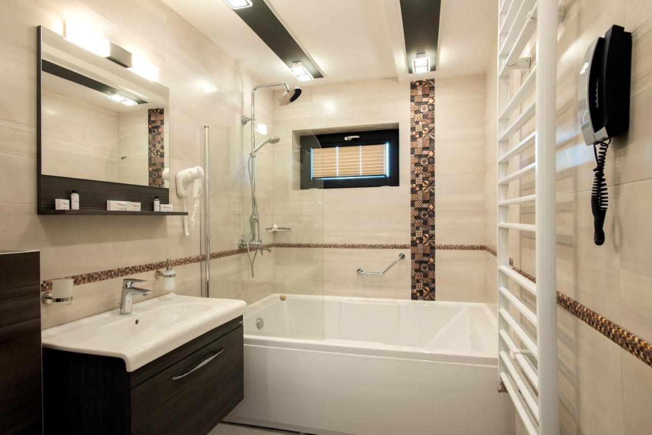 Family Hotel Business Club شومن المظهر الخارجي الصورة