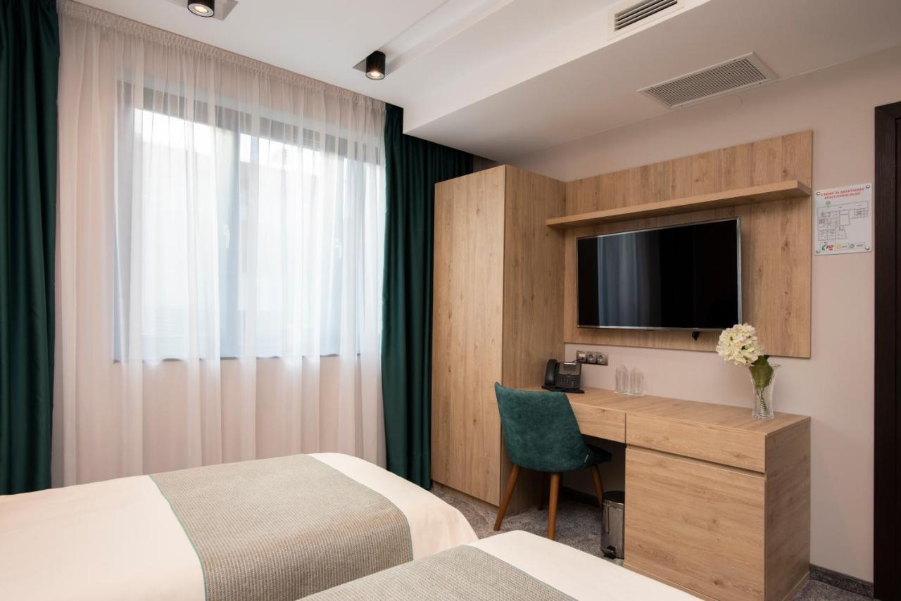 Family Hotel Business Club شومن المظهر الخارجي الصورة