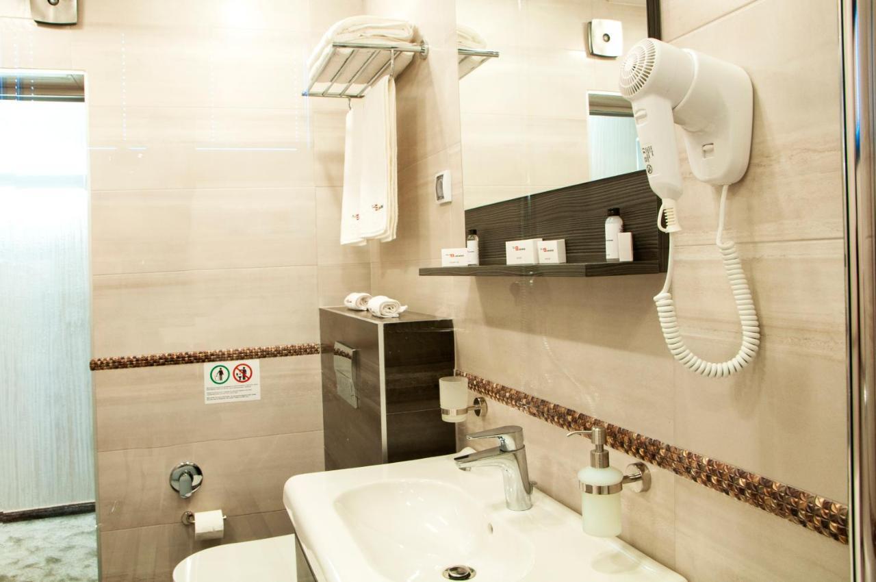 Family Hotel Business Club شومن المظهر الخارجي الصورة