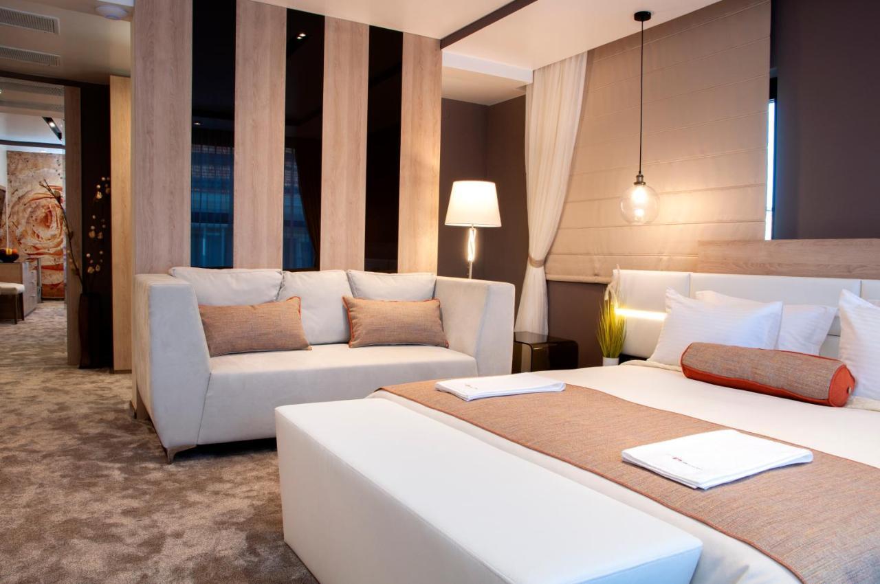 Family Hotel Business Club شومن المظهر الخارجي الصورة