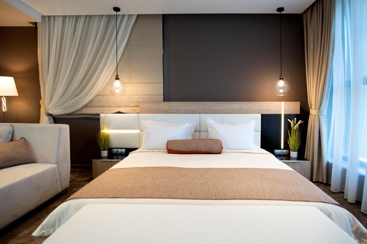 Family Hotel Business Club شومن المظهر الخارجي الصورة