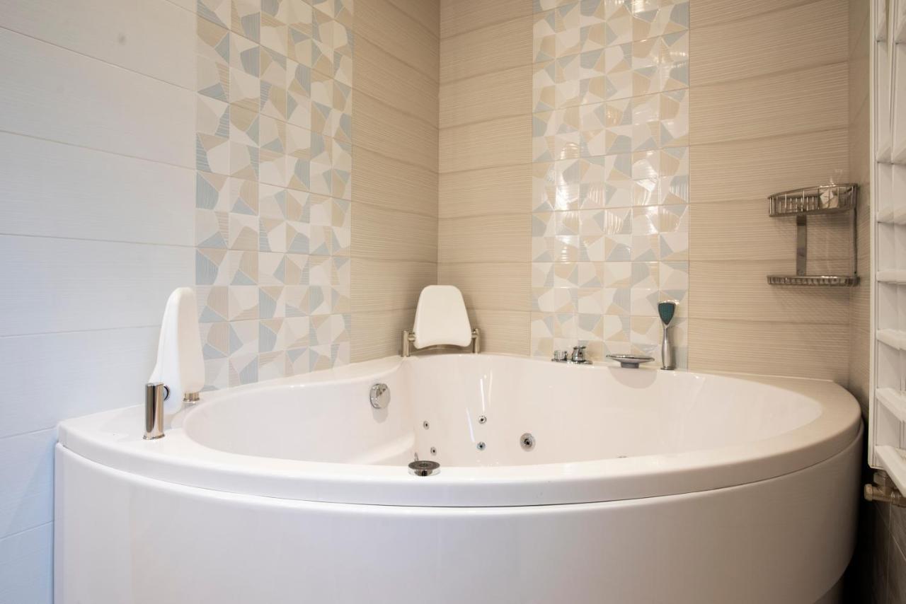 Family Hotel Business Club شومن المظهر الخارجي الصورة