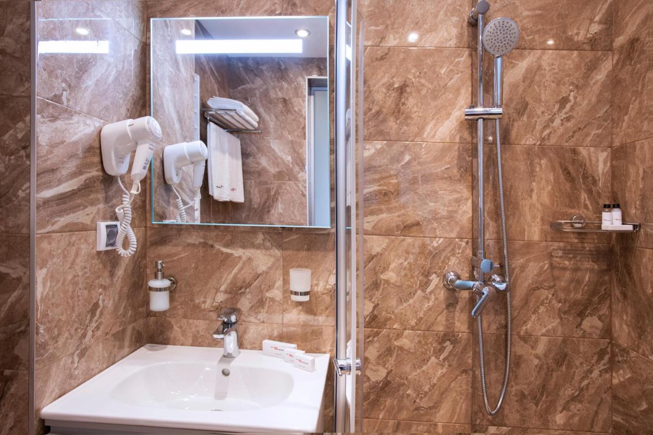 Family Hotel Business Club شومن المظهر الخارجي الصورة