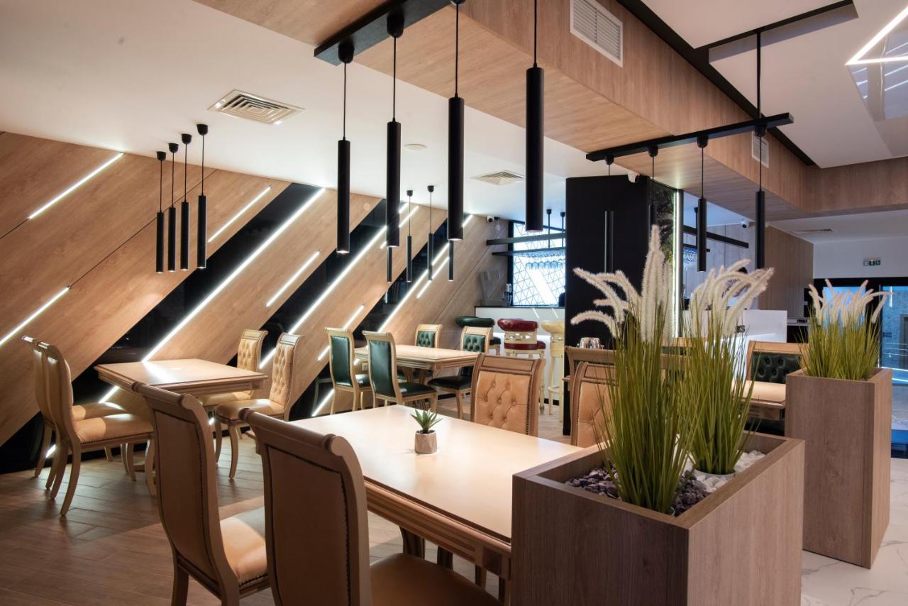 Family Hotel Business Club شومن المظهر الخارجي الصورة